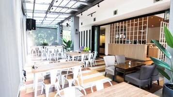 Breakfast, lunch, dinner served; international cuisine