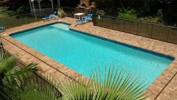 Hồ bơi ngoài trời, ghế dài tắm nắng