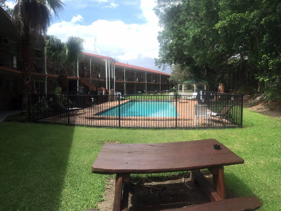 Una piscina al aire libre, tumbonas