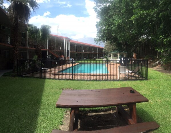 Outdoor pool, sun loungers - Coomera Motor Inn (Coomera)