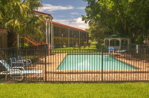 Outdoor pool, sun loungers - Coomera Motor Inn (Coomera)