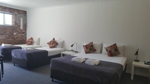 In-room safe, soundproofing, iron/ironing board, rollaway beds - Coomera Motor Inn (Coomera)