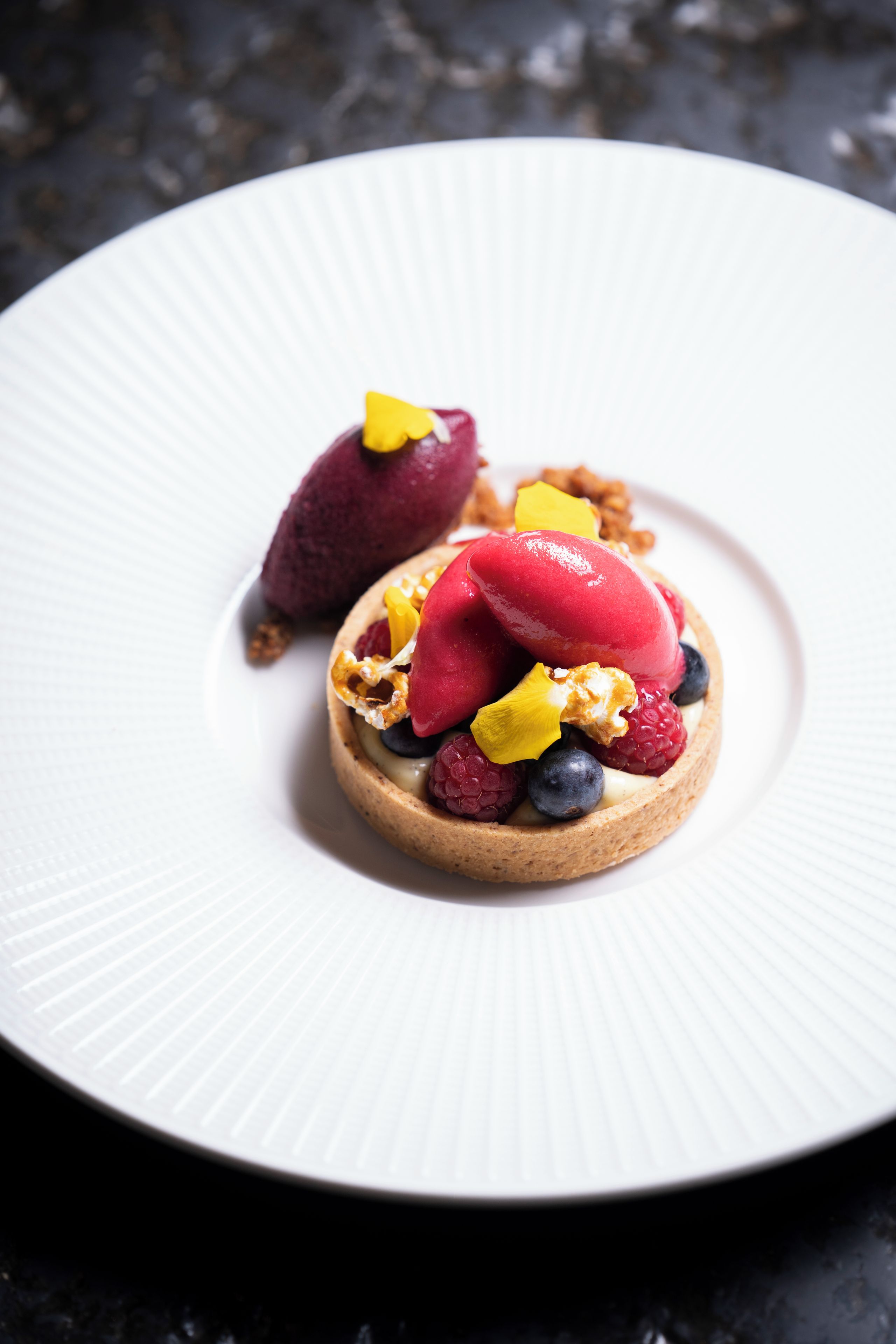Un postre sobre un plato blanco con borde texturizado.