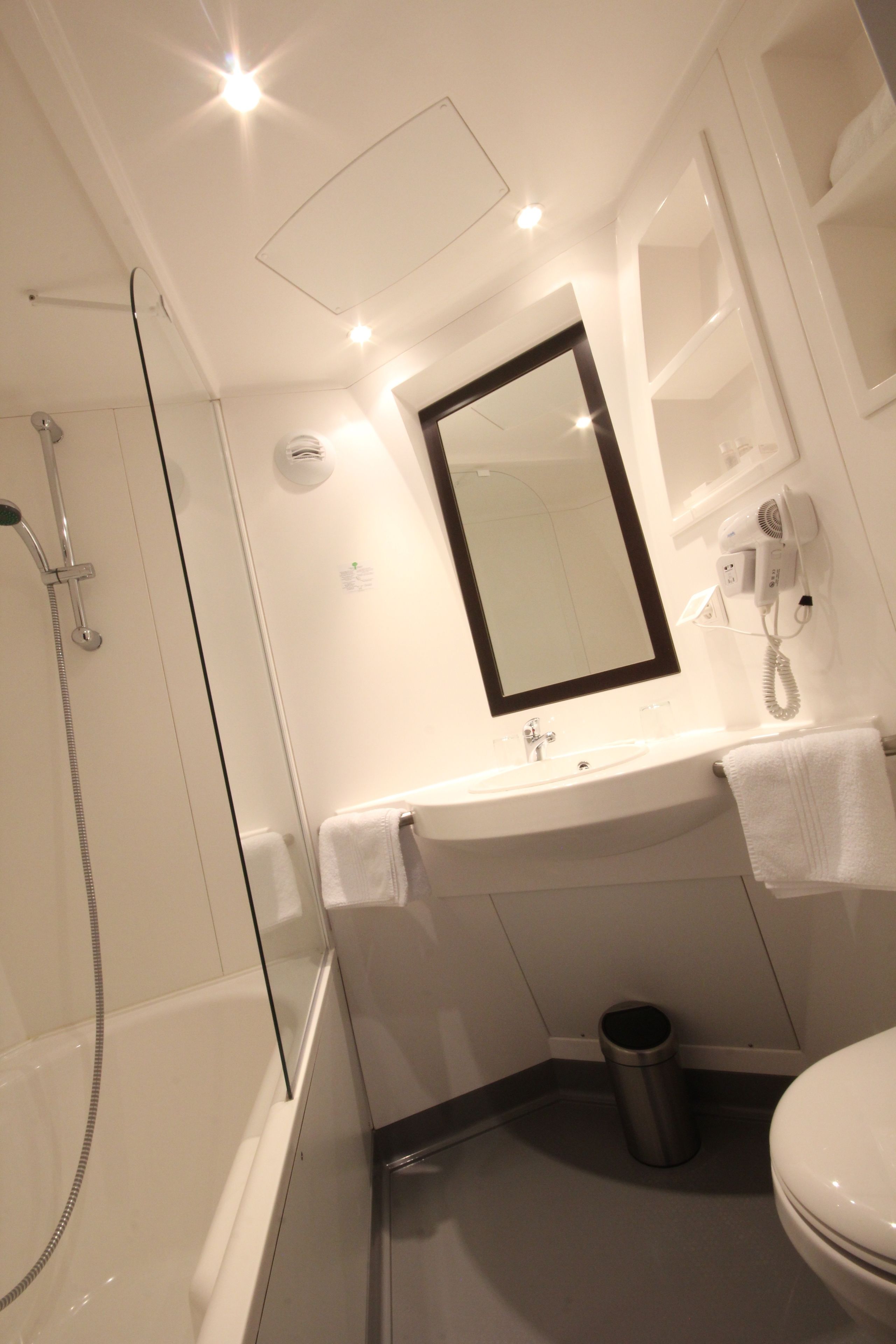 family room | bathroom | free toiletries, hair dryer, towels, soap