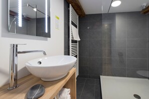 Comfort Double or Twin Room | Bathroom | Free toiletries, hair dryer, towels, soap - Hôtel Le Fournil (Libin)