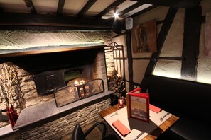 2 من المطاعم، حيث تُقدم وجبات الإفطار، الغداء، العشاء، الأطباق البلجيكية