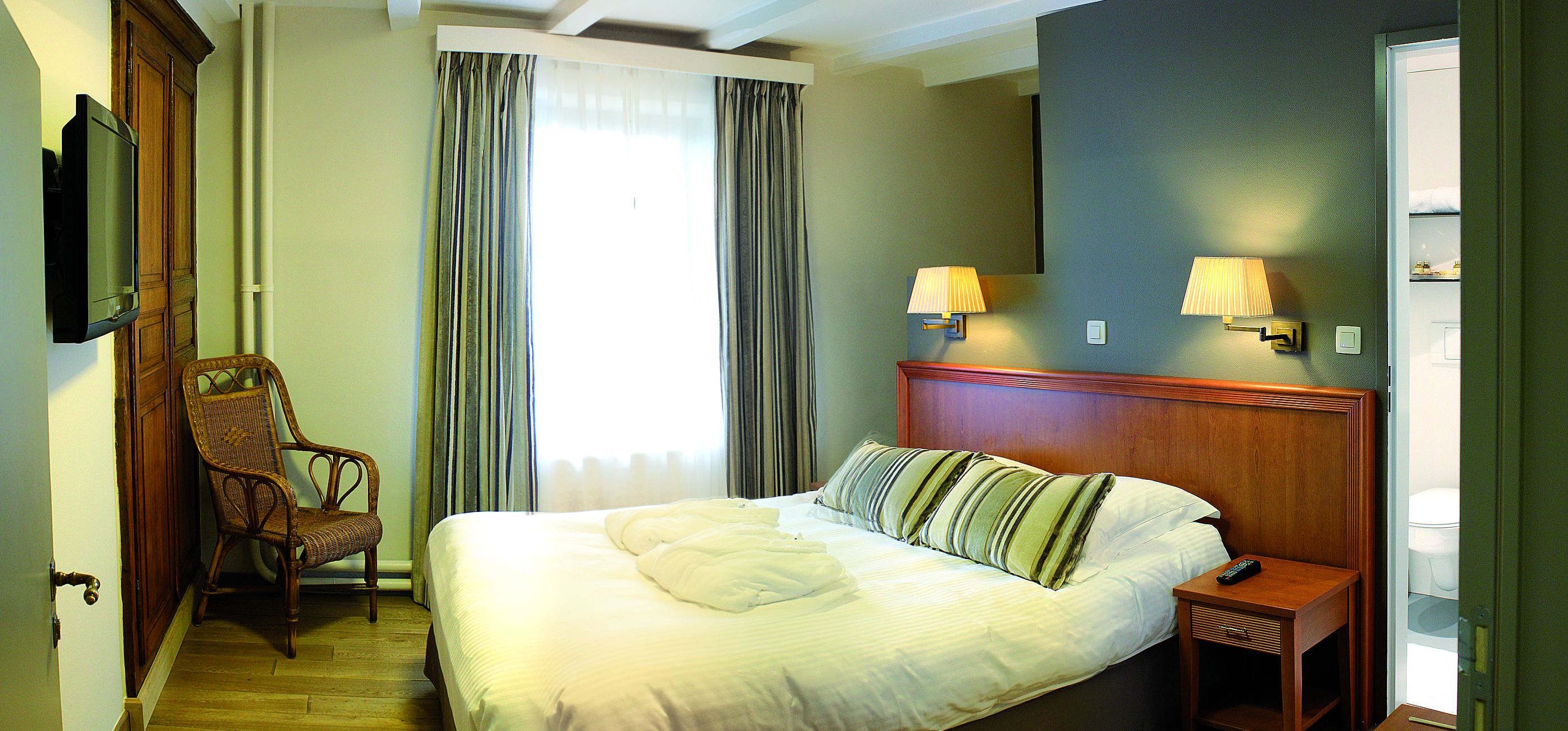 Habitación estándar doble | Ropa de cama de alta calidad, caja fuerte, cortinas opacas