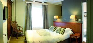 أغطية فراش متميزة وخزنة داخل الغرفة وستائر تعتيم وتجهيزات عازلة للصوت