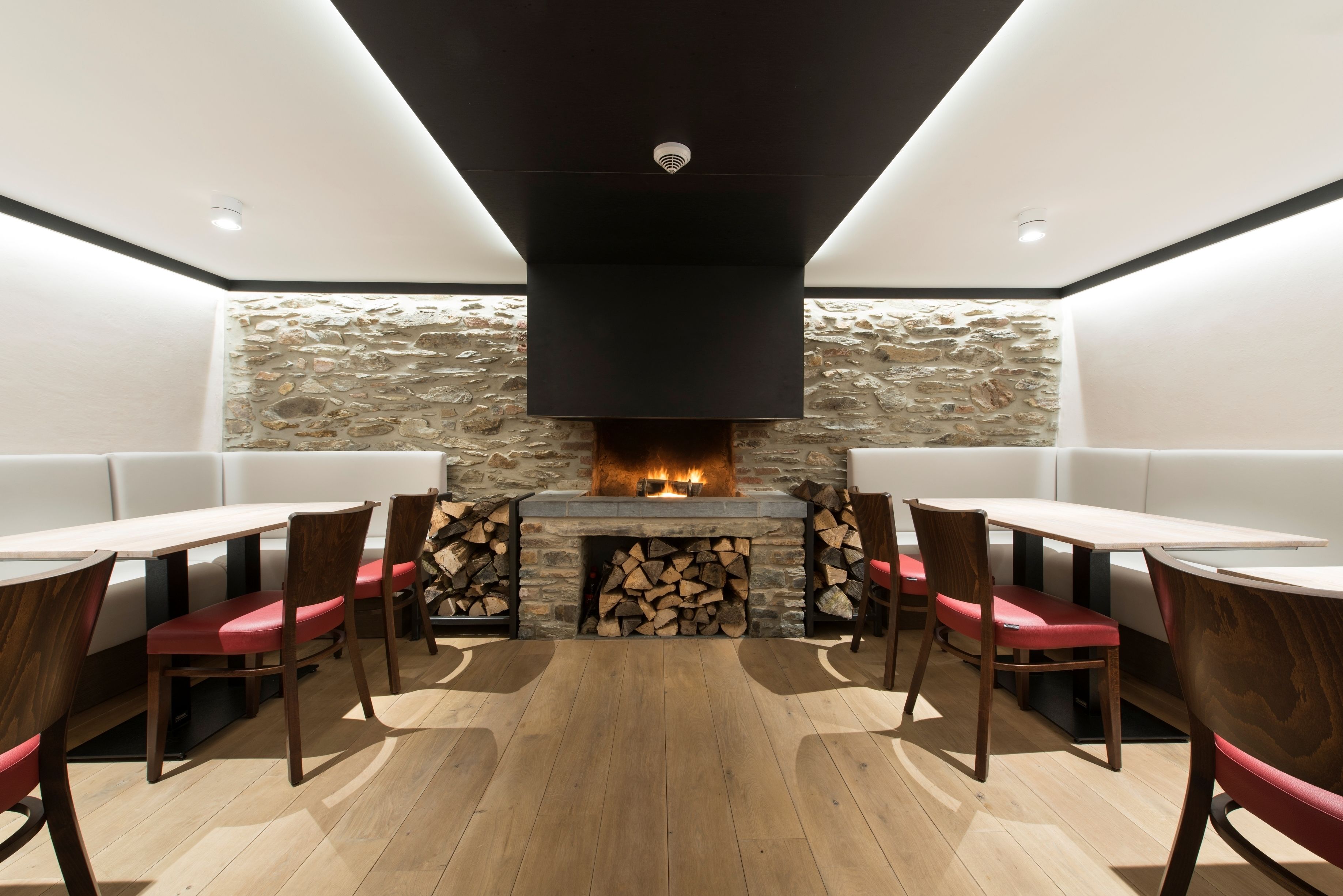 2 restaurants, serveren ontbijt, lunch, diner, Belgische gerechten