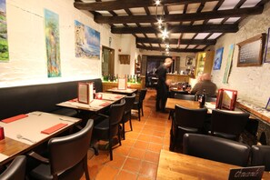 2 restaurants; breakfast, lunch and dinner served