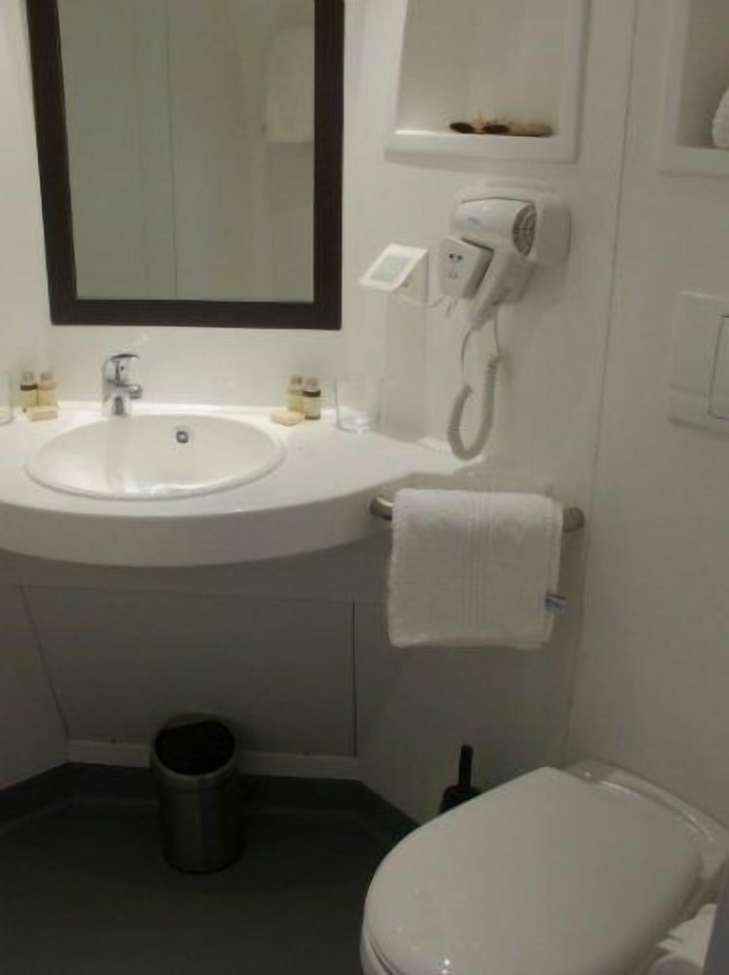 deluxe double room | bathroom | free toiletries, hair dryer, towels, soap