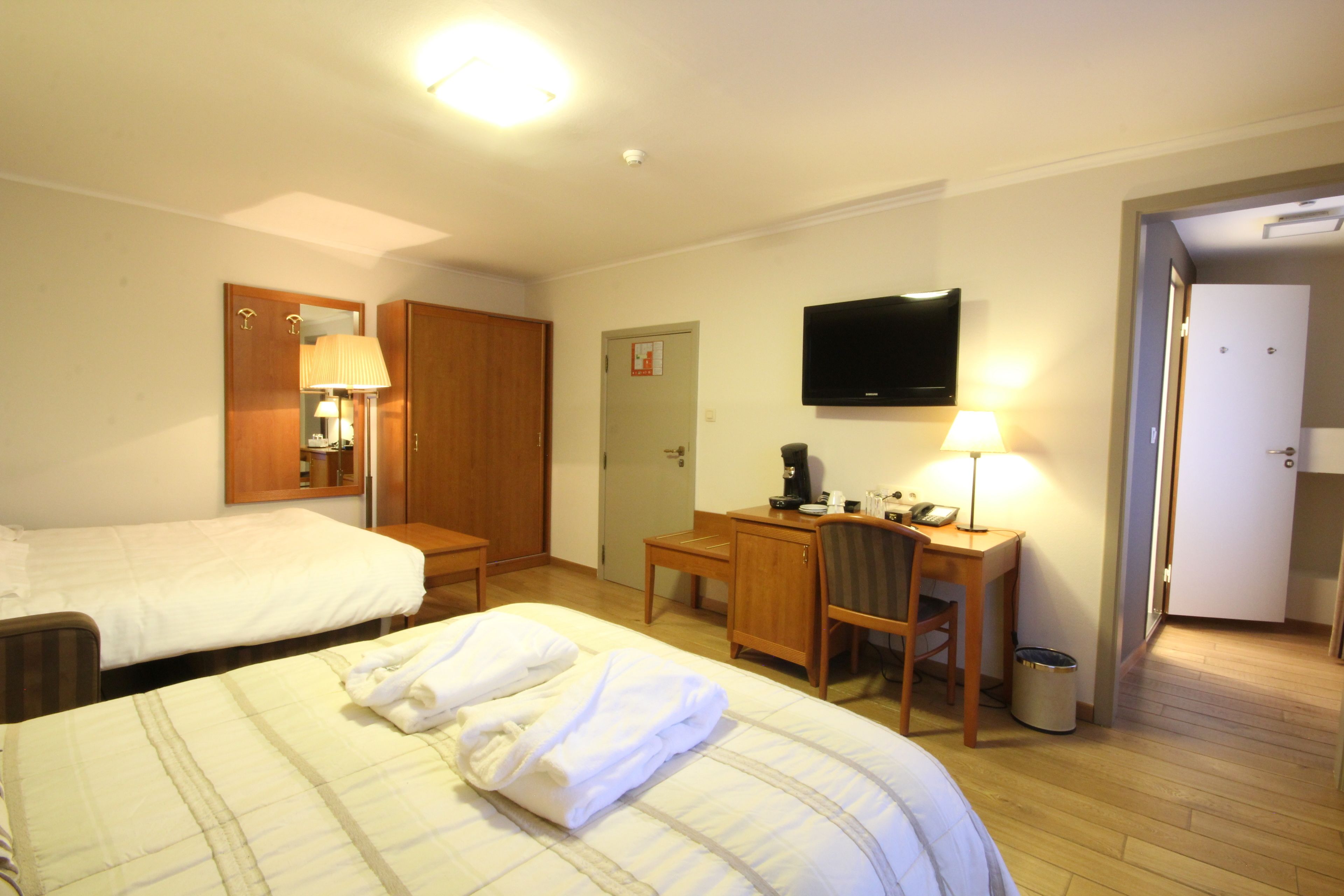 family room | premium bedding, in-room safe, blackout curtains, soundproofing