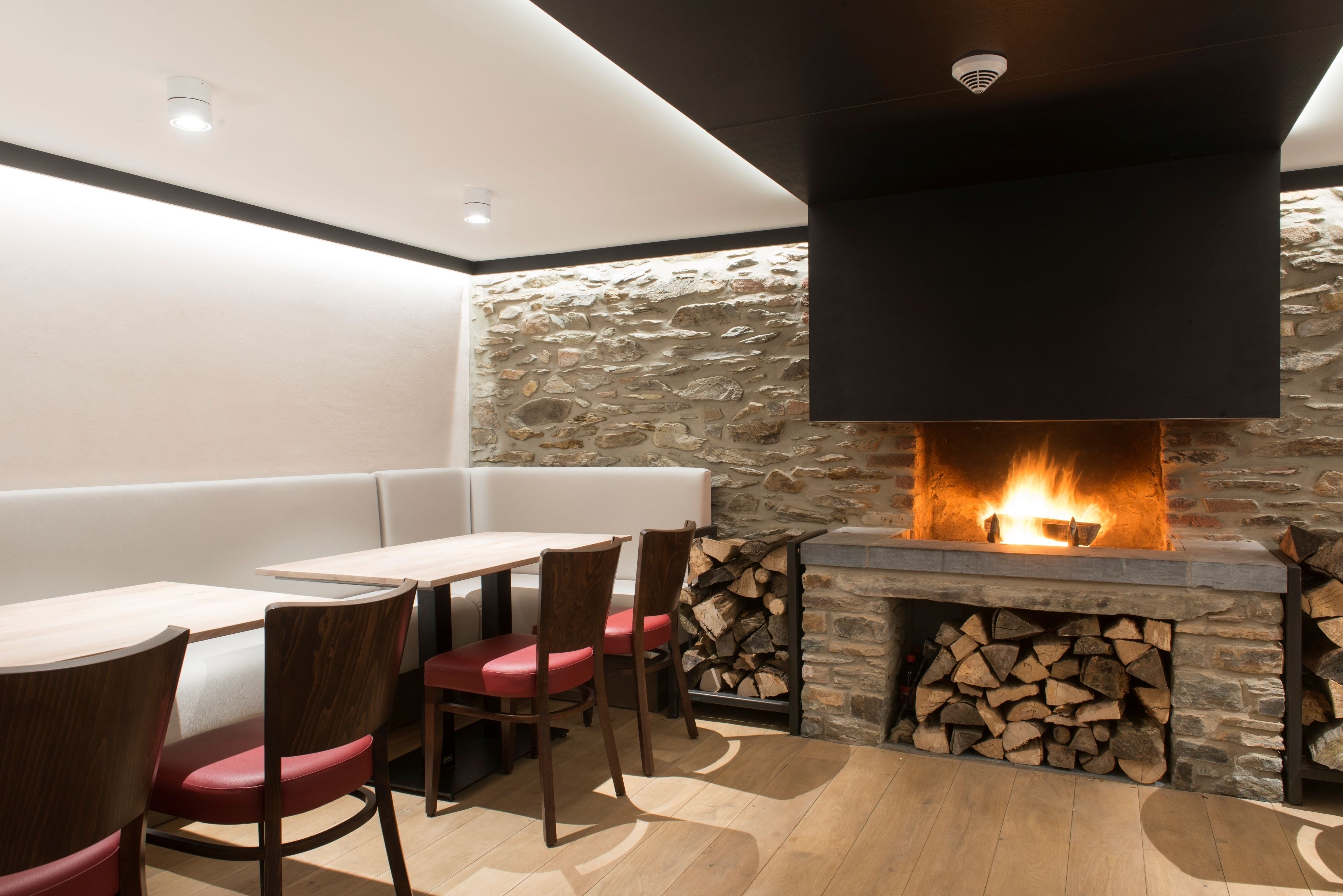 2 restaurants, breakfast, lunch, dinner served; belgian cuisine