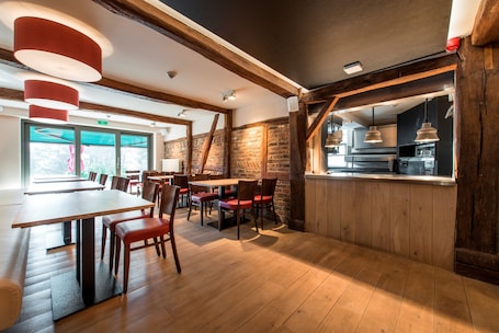 2 restaurants, breakfast, lunch, dinner served; Belgian cuisine