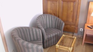 Kamar Double Deluks | Area keluarga | Televisi LCD 32-inci dengan saluran TV kabel, TV, dan buku