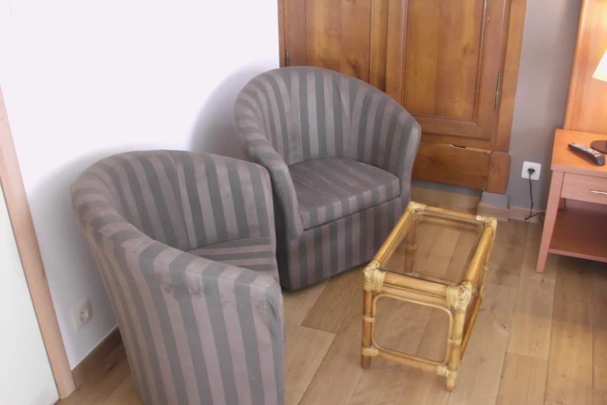 deluxe double room | living area | 32-inch lcd tv with cable channels, tv, books