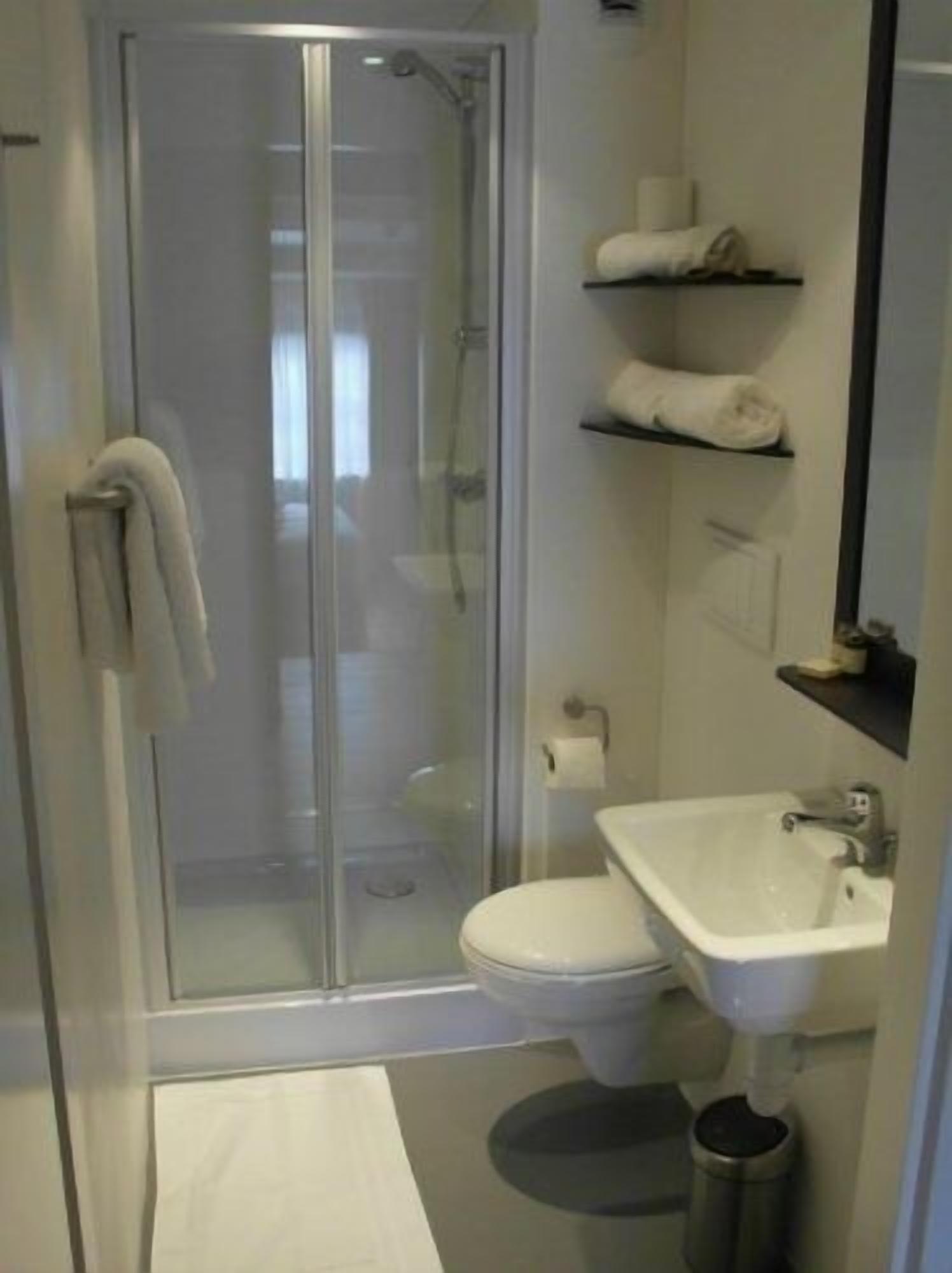 standard double room | bathroom | free toiletries, hair dryer, towels, soap