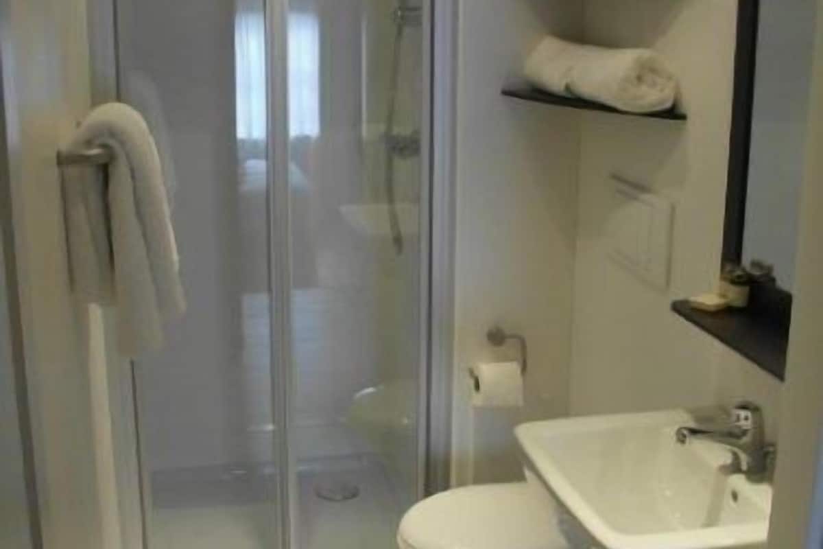 standard double room | bathroom | free toiletries, hair dryer, towels, soap