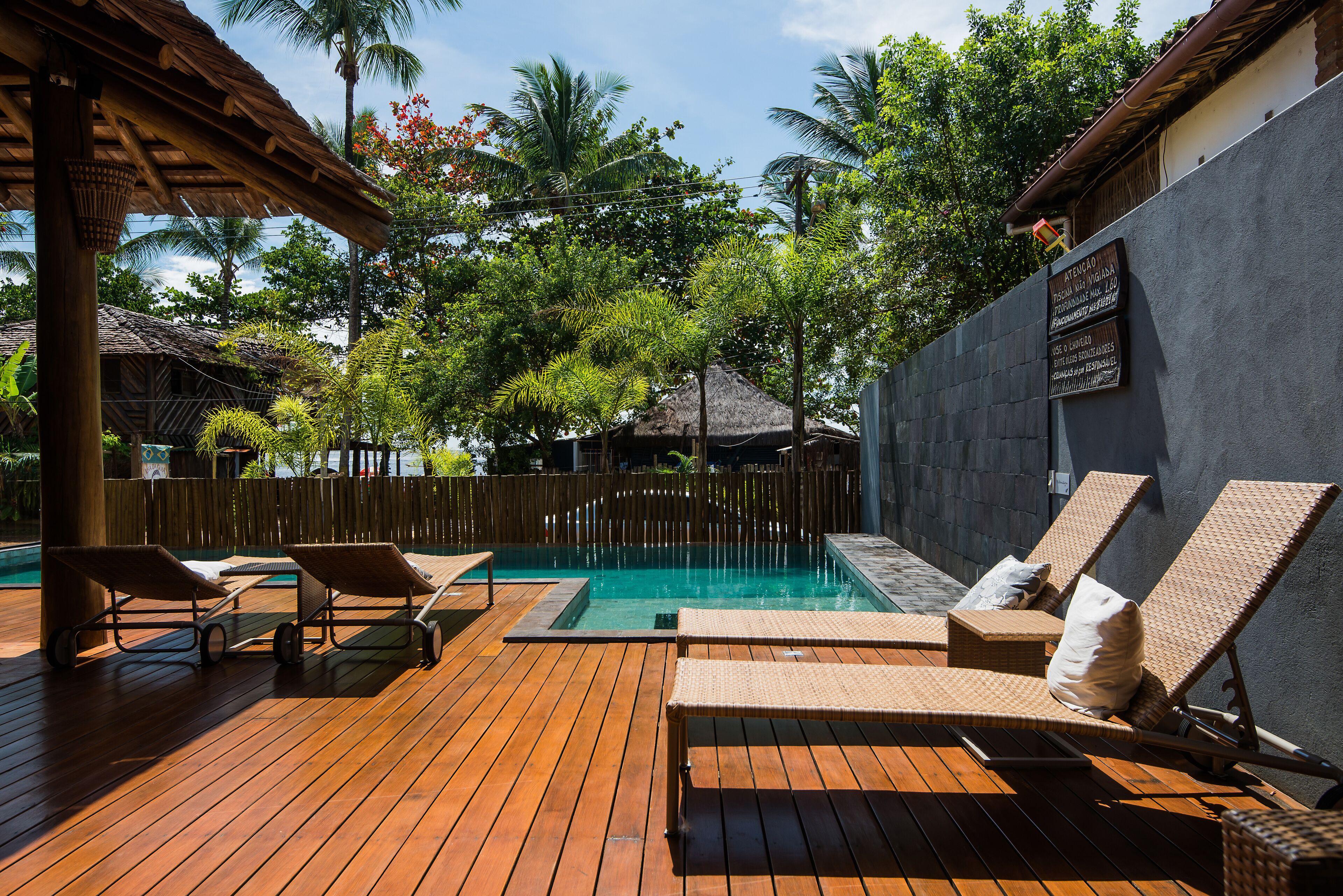 Piscina externa, espreguiçadeiras