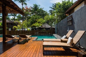 Außenpool, Liegestühle