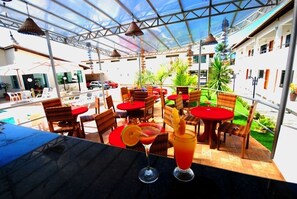 Bar (on property) - Apart Hotel Veleiros (Santa Cruz Cabralia)