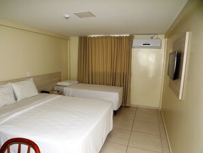 Standard Room | Minibar, in-room safe, individually decorated, desk - Via Mar Praia Hotel (Aracaju)