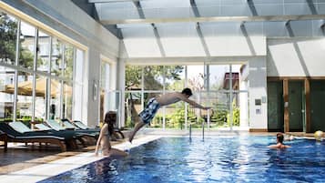 Een binnenzwembad, 8 buitenzwembaden en ligstoelen