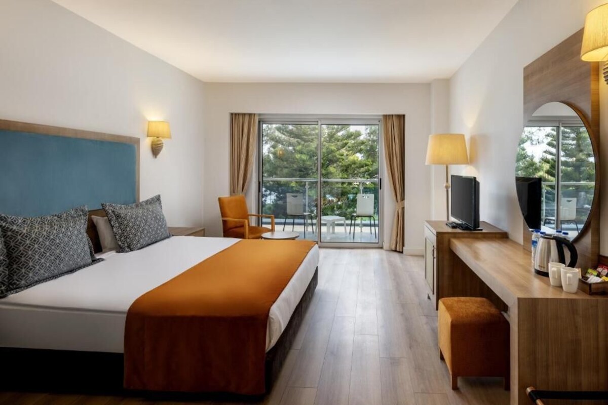 Double Room with Lake View | Minibar (free items), in-room safe, desk, WiFi (free)