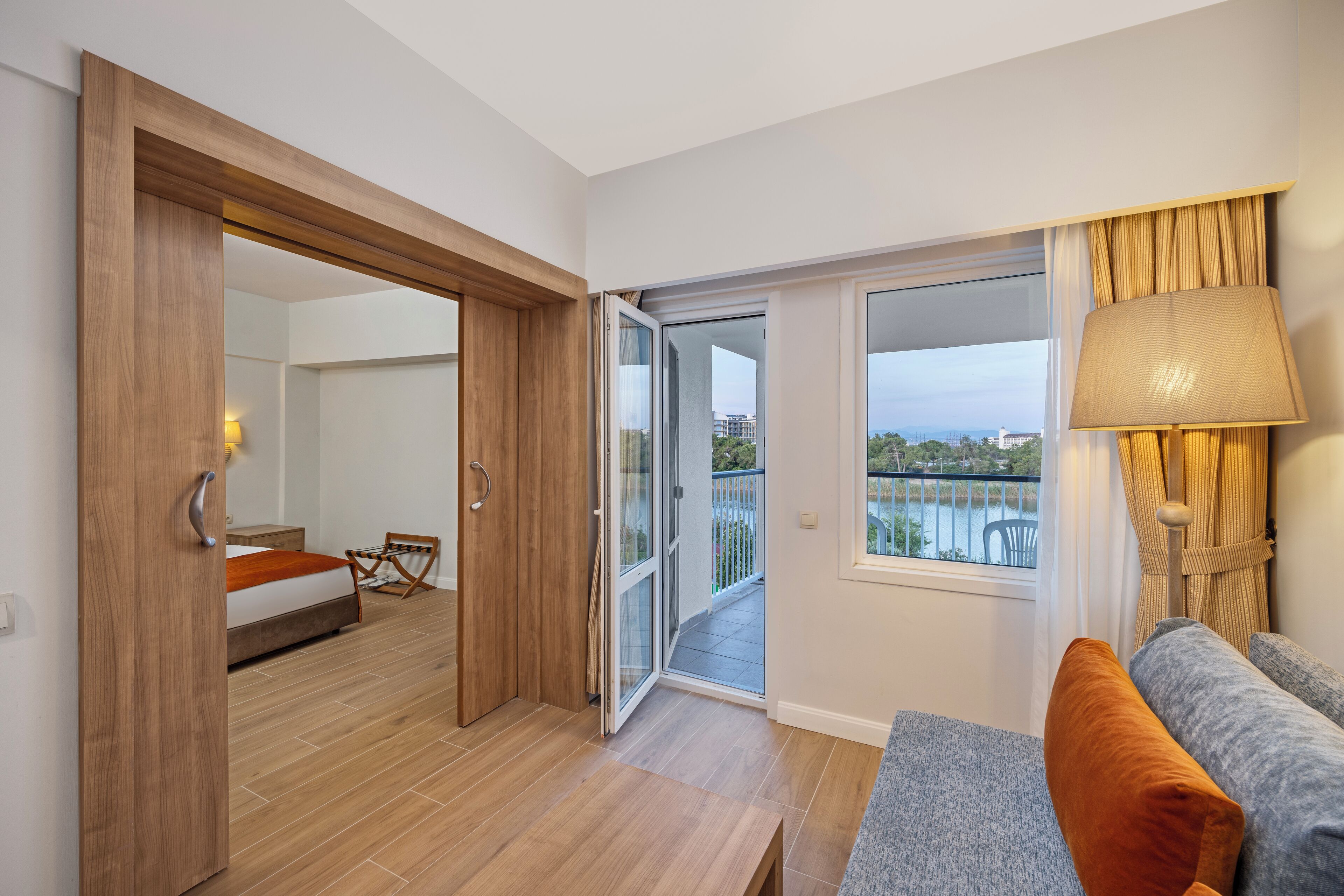 Rom – superior | Minibar (inkludert), safe på rommet og skrivebord