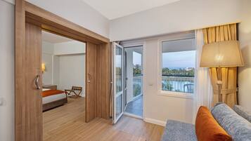 Rom – superior | Minibar (inkludert), safe på rommet og skrivebord