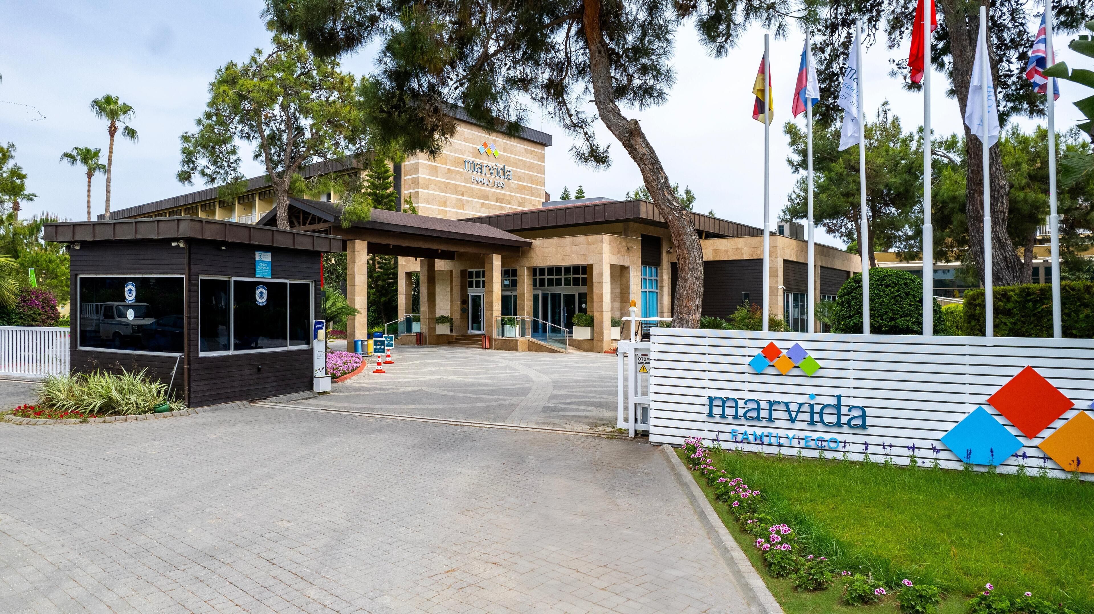 Un edificio moderno con un letrero que dice "Marvida Family Eco".