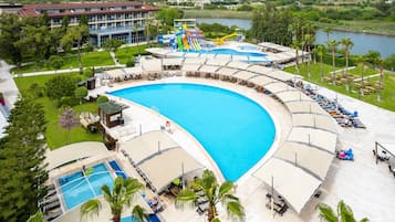 Een binnenzwembad, 8 buitenzwembaden, ligstoelen bij het zwembad