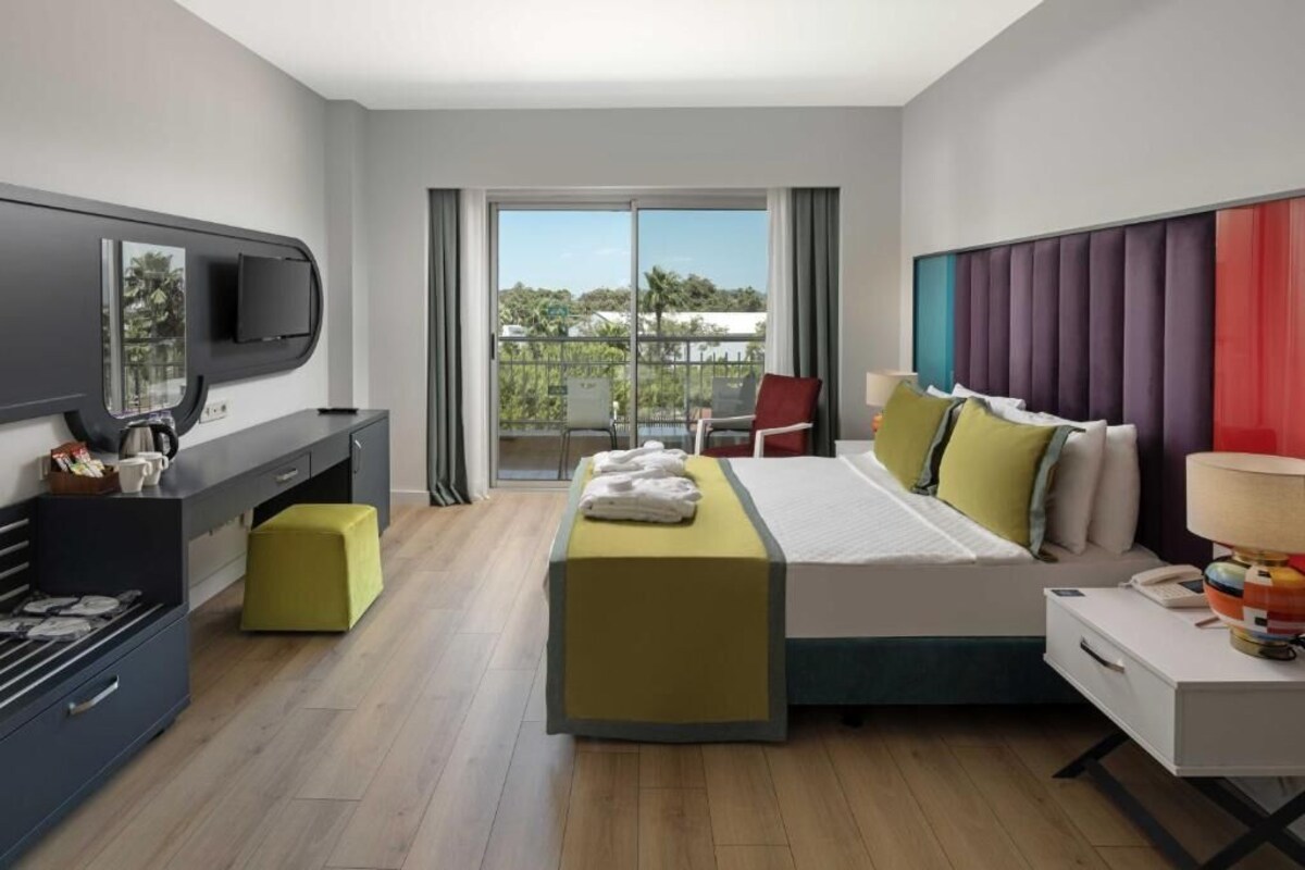 Suite | Minibar (free items), in-room safe, desk, WiFi (free)