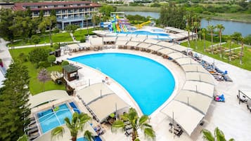 Innenpool, 8 Außenpools, Liegestühle