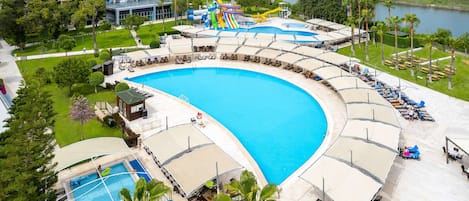 Una piscina techada, 8 piscinas al aire libre