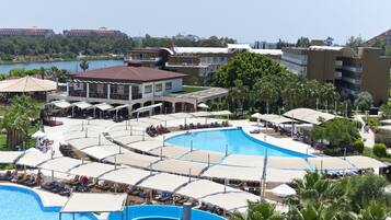 Innenpool, 8 Außenpools, Liegestühle