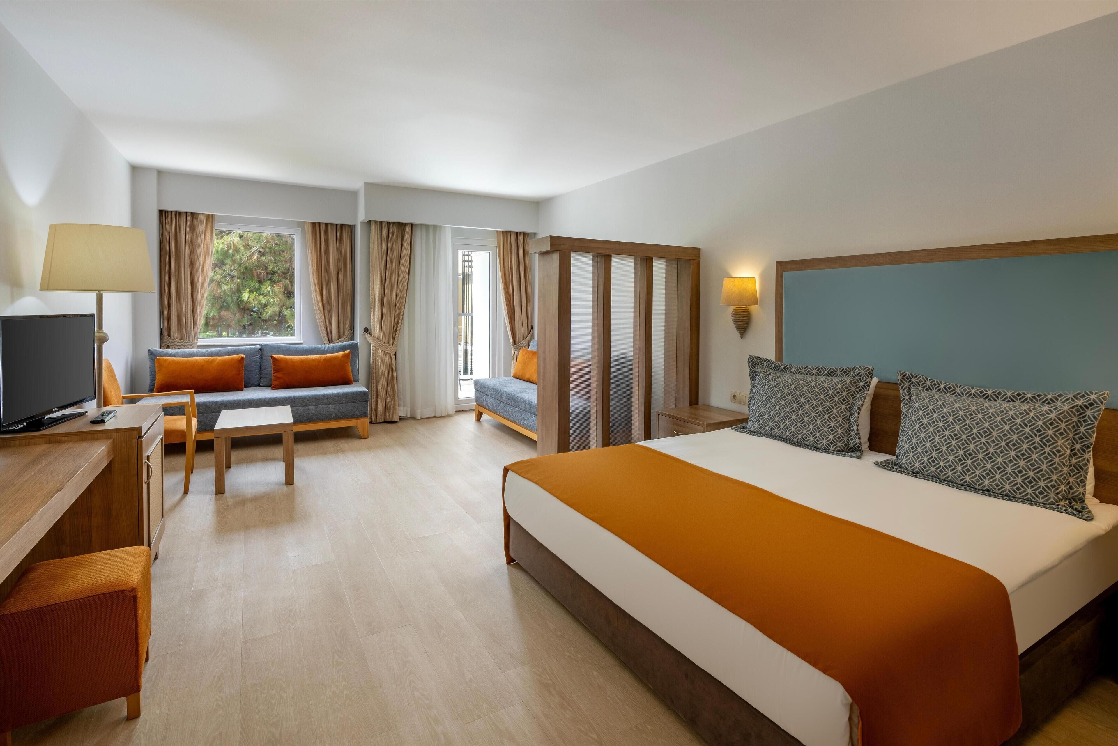 Minibar con artículos gratuitos y caja de seguridad en la habitación 