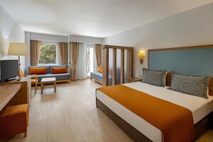 Free minibar, in-room safe, desk, free cribs/infant beds