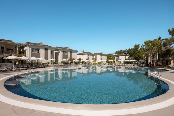 Innenpool, 8 Außenpools, Liegestühle