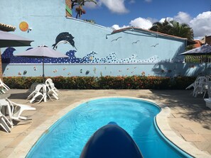 室外泳池；泳池傘、躺椅