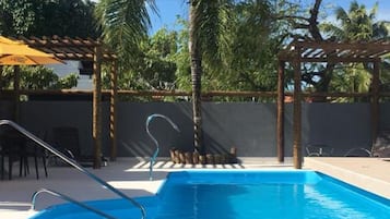 Piscina externa, guarda-sóis, espreguiçadeiras