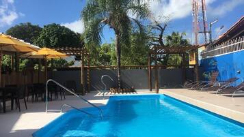 Hồ bơi ngoài trời, dù/ô trên bãi biển/hồ bơi, ghế dài tắm nắng