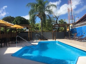 Outdoor pool, pool umbrellas, sun loungers - Pousada do Aconchego (Marechal Deodoro)