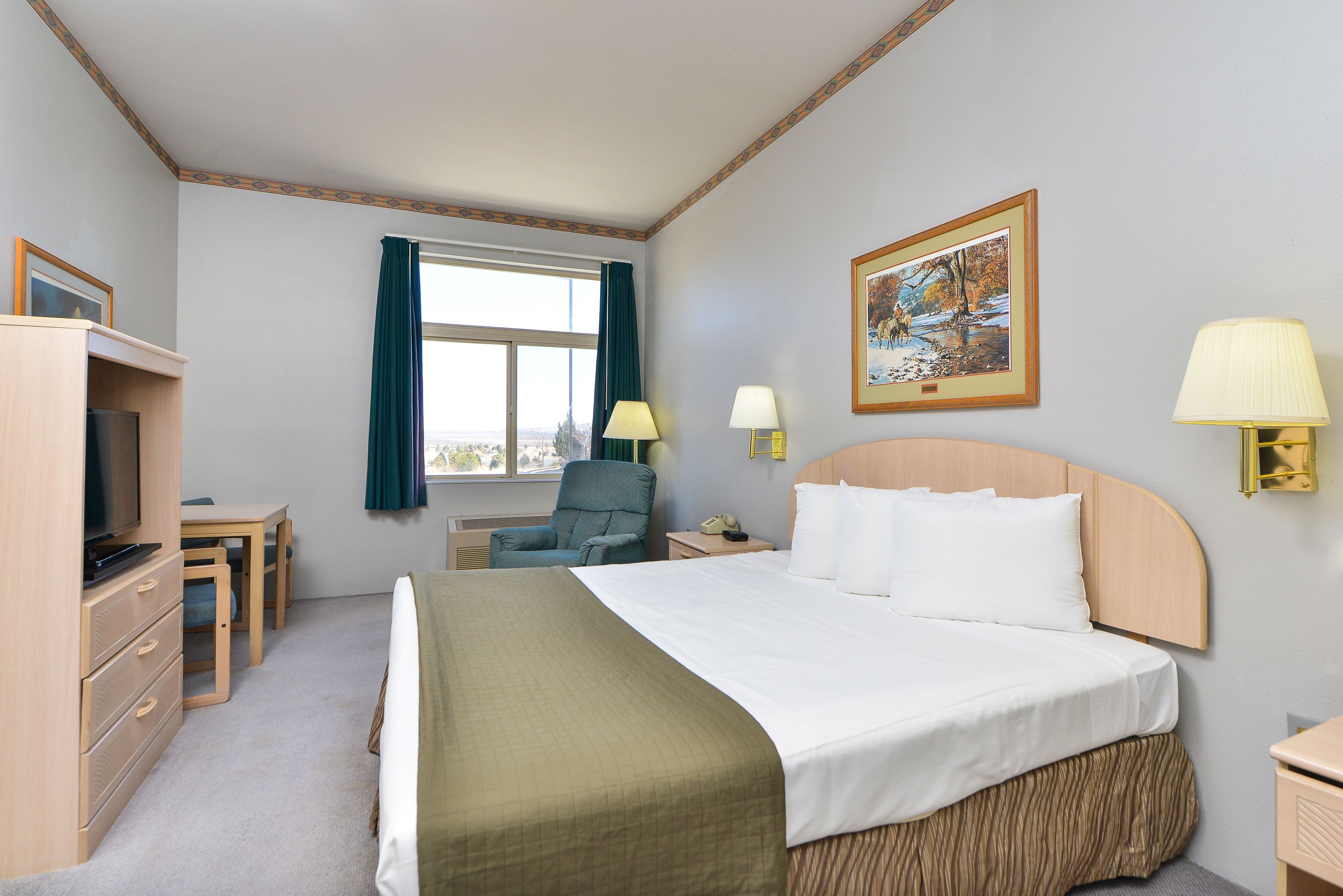 Een strijkplank/strijkijzer, gratis wifi, beddengoed, een wekker