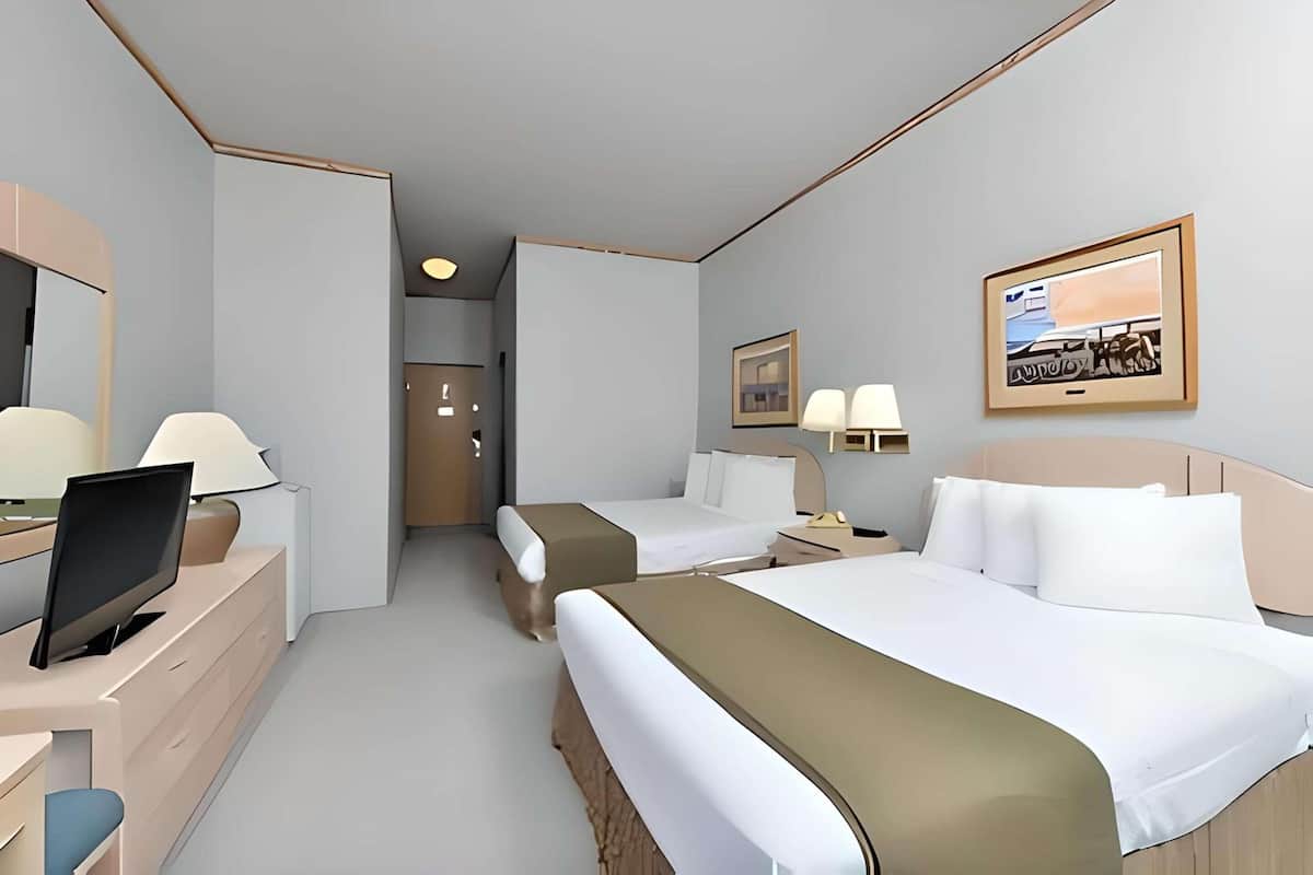 Tabla de planchar con plancha, wifi gratis, despertador y ropa de cama