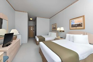 Setrika/meja setrika, Wi-Fi gratis, seprai linen, dan jam alarm