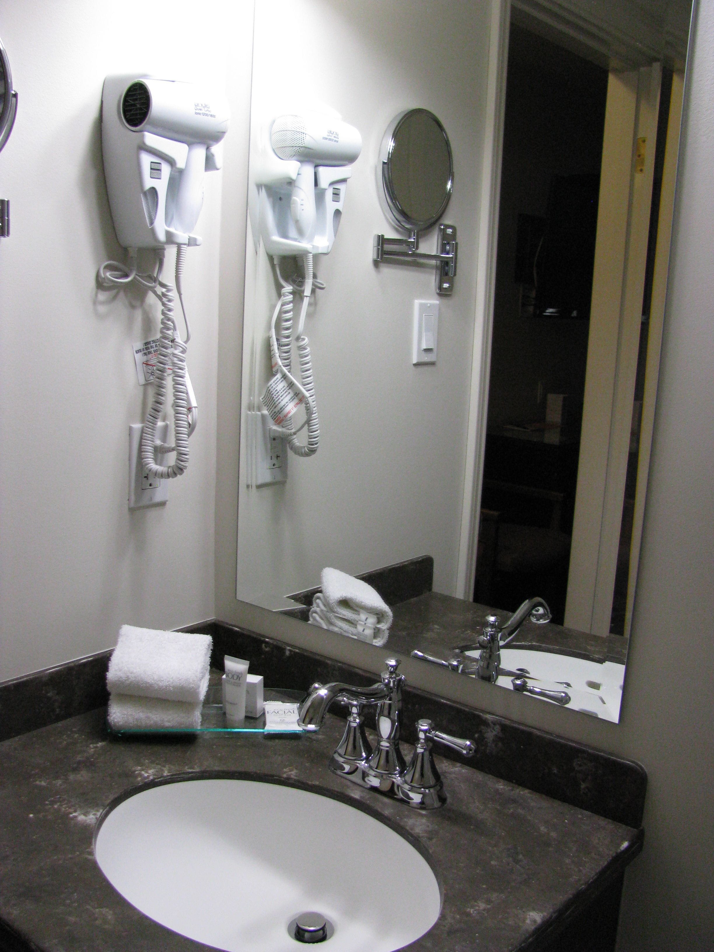 standard room, 1 king bed | bathroom | free toiletries, towels