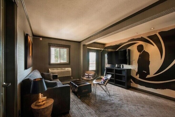 Luxury Suite | Desk, iron/ironing board, free WiFi, bed sheets