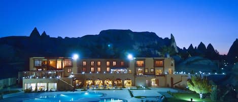 Fachada de la propiedad por la tarde o noche