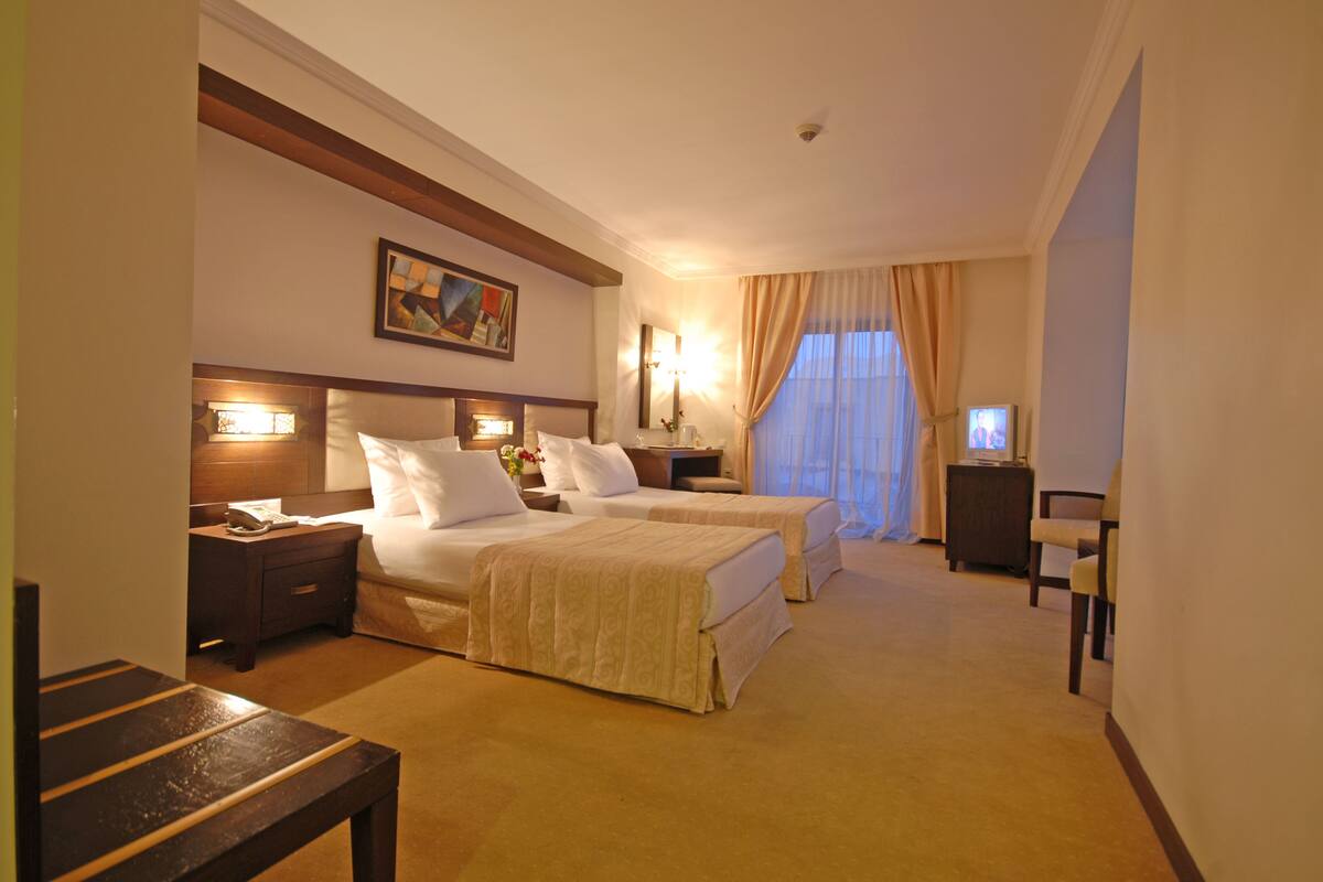 Premier Room | Free minibar, in-room safe, desk, blackout curtains